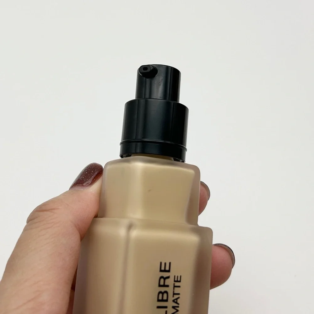 Givenchy PRISME LIBRE SKIN-CARING GLOW HYDRATING FOUNDATION in 1-W105